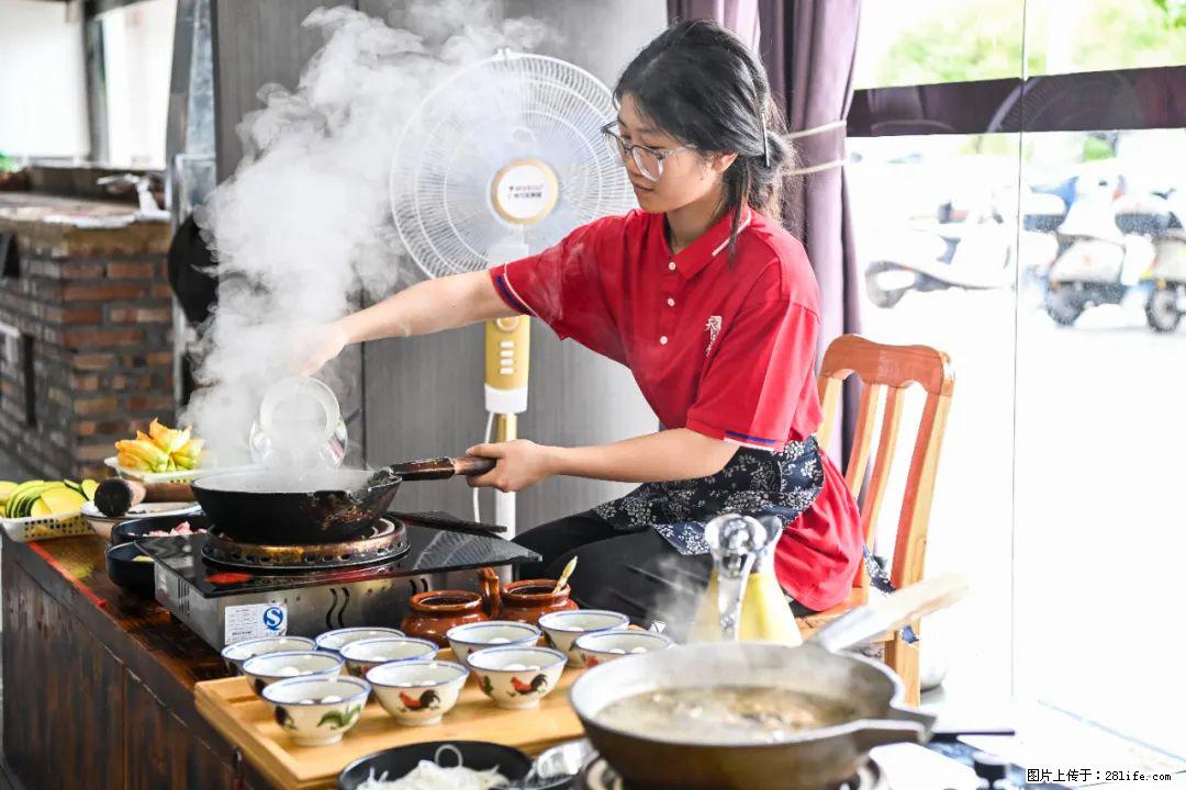 全网追的“扁担女孩”，找了一份暑假工，时薪12元 - 南宁生活资讯 - 南宁28生活网 nn.28life.net